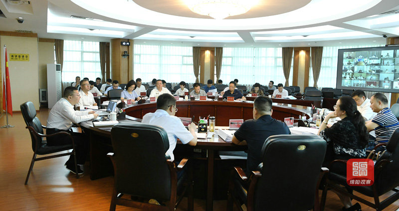 2021年8月18日，市政府第127次常务会议  张莉 摄.jpg