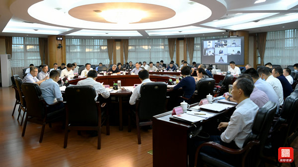 2021年9月26日，市政府第133次常务会1  张莉 摄.jpg