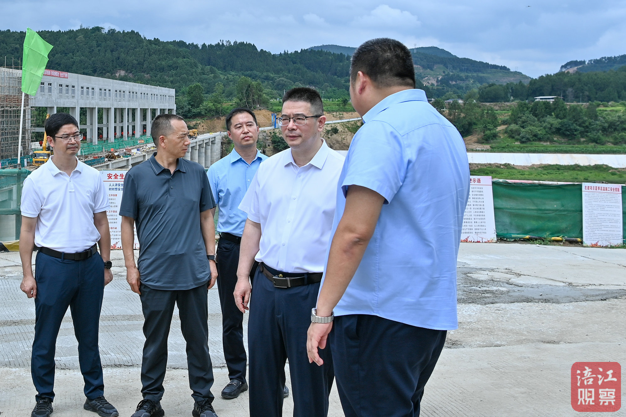 7月9日李云市长听取盐亭县防汛抗旱工作及拱改闸项目建设情况汇报，督导检查项目建设及汛期施工安全措施落实情况.jpg