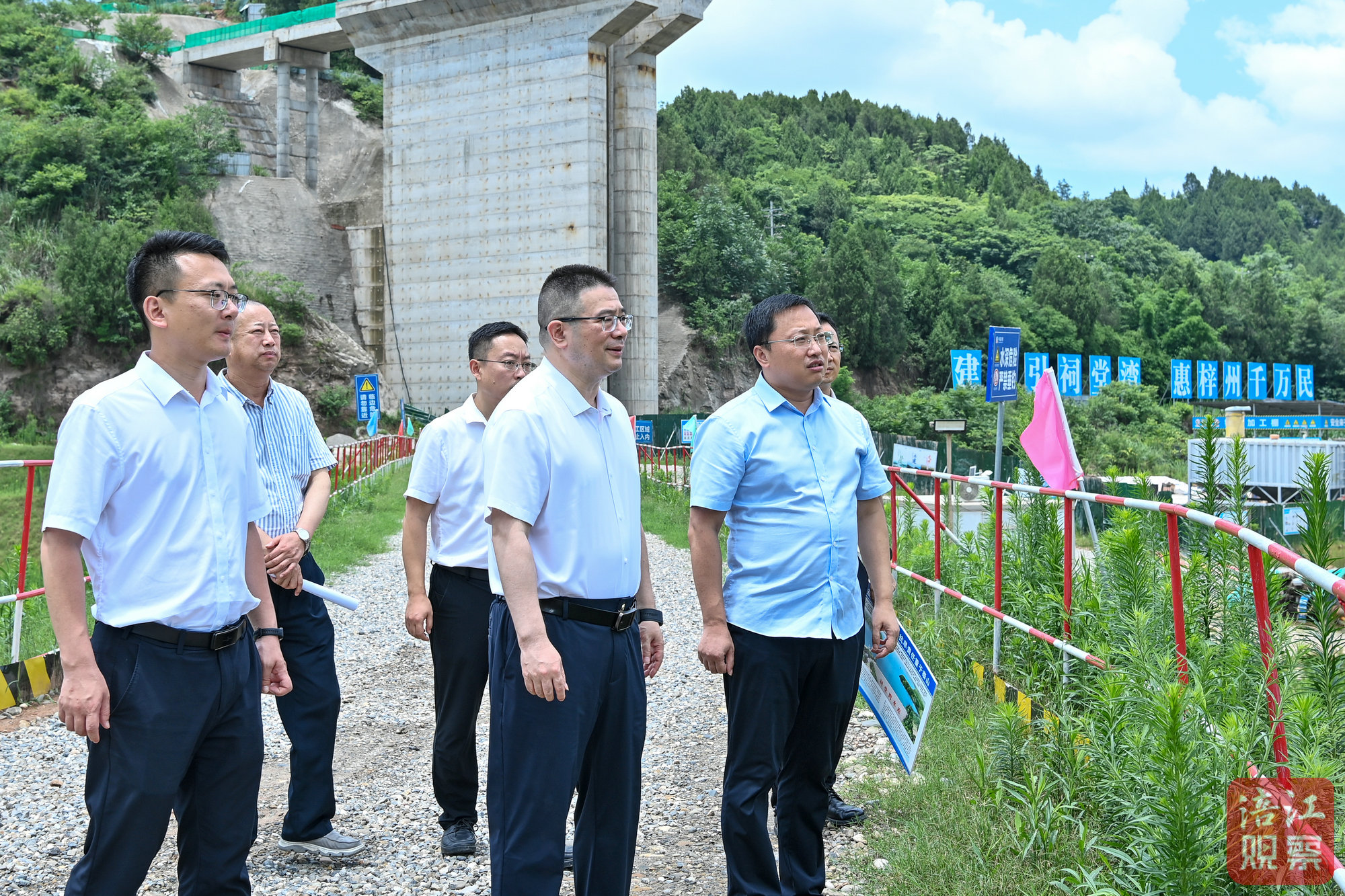 李云市长调研祠堂湾水库建设项目现场.jpg